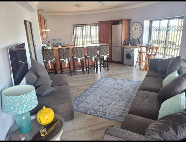 4 BEDROOM APARTMENT FOR SALE IN UVONGO BEACH